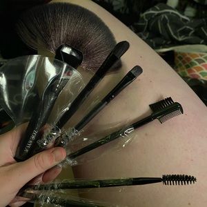 Bundle of brand new brushes